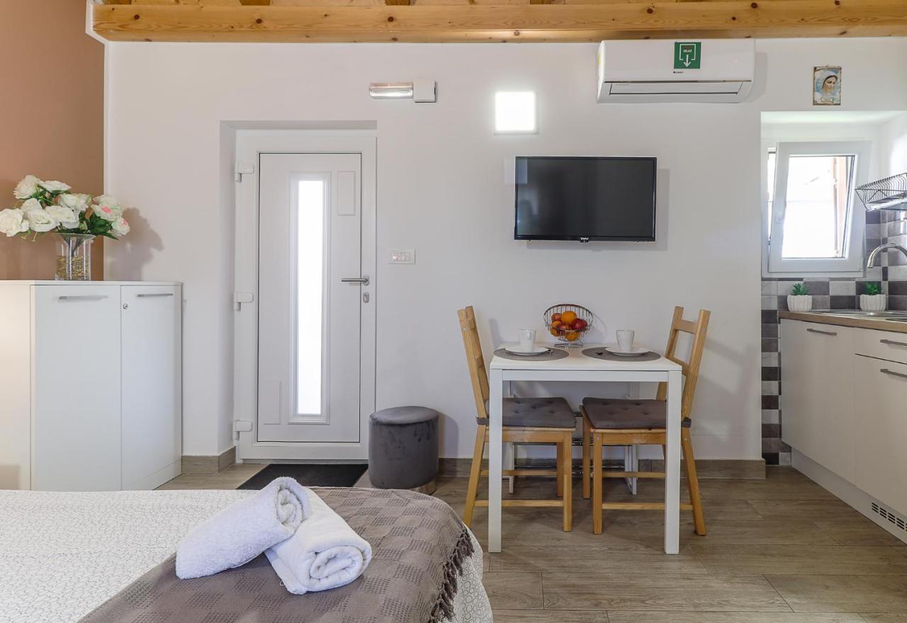Apartman Juraj I Matej เวอร์ซาร์ ภายนอก รูปภาพ